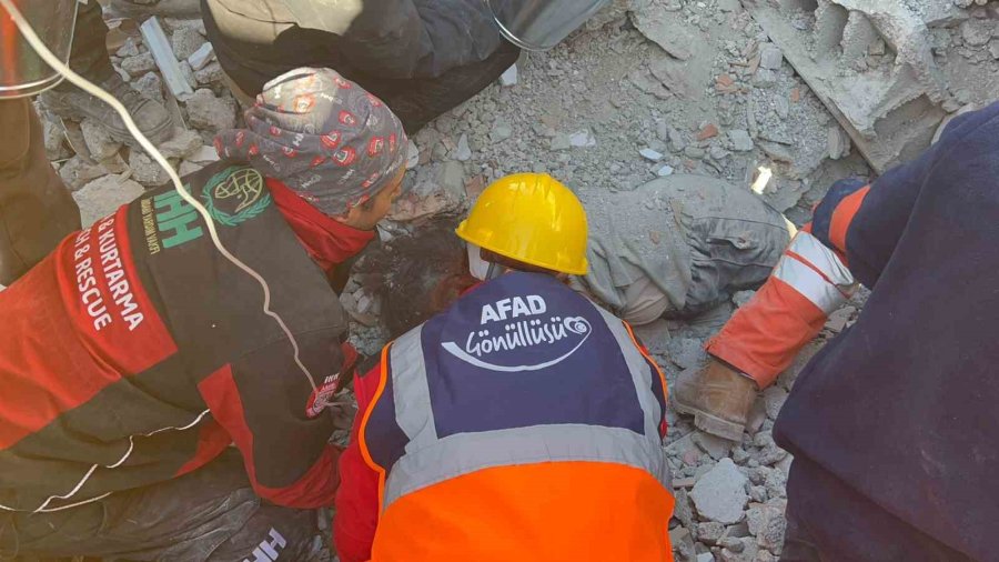 Kadın Doktor, Depremde Kurtardığı Canları Gözyaşları İle Anlattı