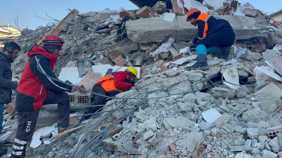 Kadın Doktor, Depremde Kurtardığı Canları Gözyaşları İle Anlattı