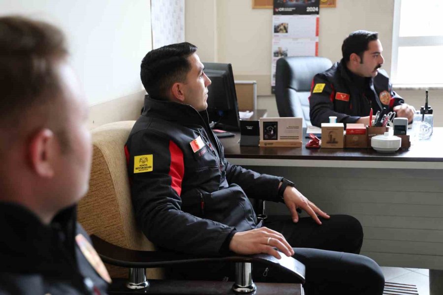 Deprem Bölgesine Görevli Giden İtfaiyeci, 10 Akrabasının Cenazelerini Nasıl Çıkardığını Anlattı