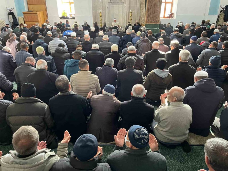 Depremde Hayatını Kaybedenler İçin Niğde’de Mevlid Okundu