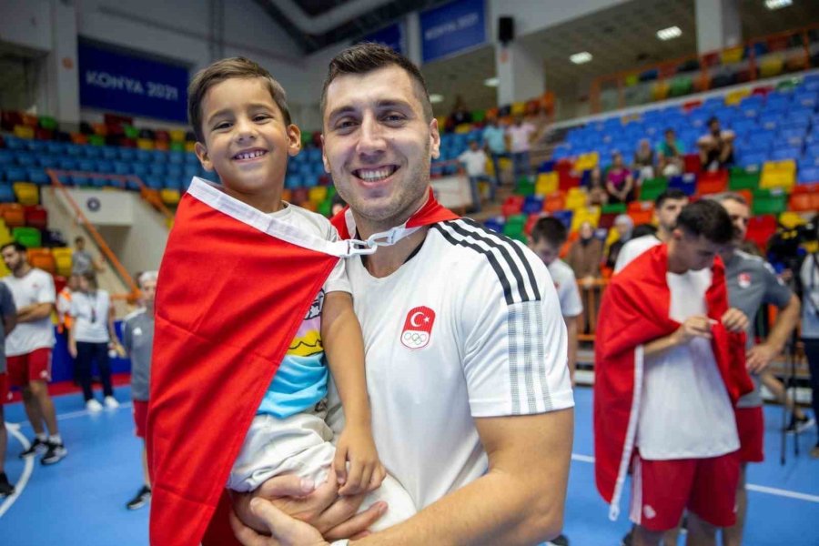 Hentbol Milli Takım Kaptanı Cemal Kütahya Ve Ailesi Asrın Felaketinin Yıl Dönümünde Anıldı