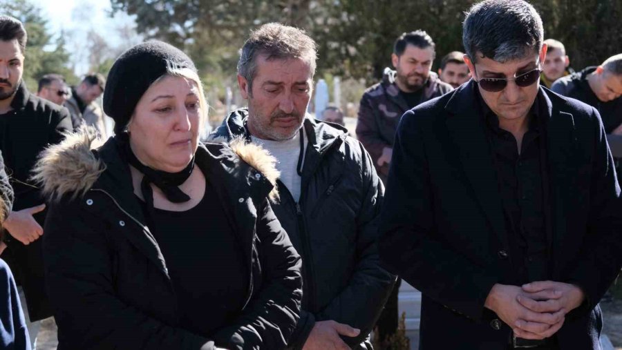 Hentbol Milli Takım Kaptanı Cemal Kütahya Ve Ailesi Asrın Felaketinin Yıl Dönümünde Anıldı