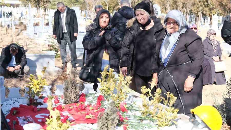 Hentbol Milli Takım Kaptanı Cemal Kütahya Ve Ailesi Asrın Felaketinin Yıl Dönümünde Anıldı