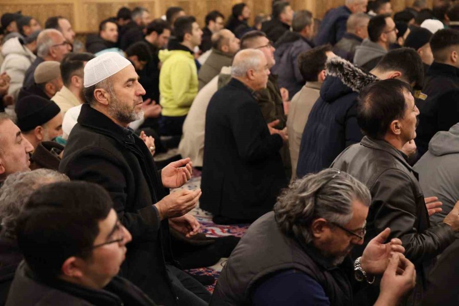 Konya’da Miraç Kandili’nde Vatandaşlar Camilere Akın Etti