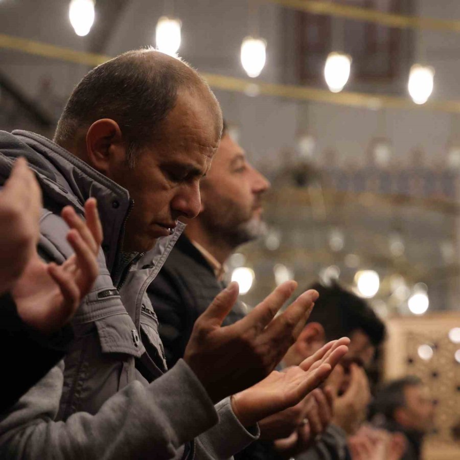 Konya’da Miraç Kandili’nde Vatandaşlar Camilere Akın Etti