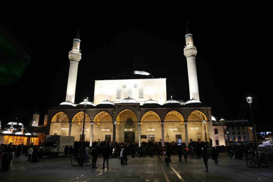 Konya’da Miraç Kandili’nde Vatandaşlar Camilere Akın Etti