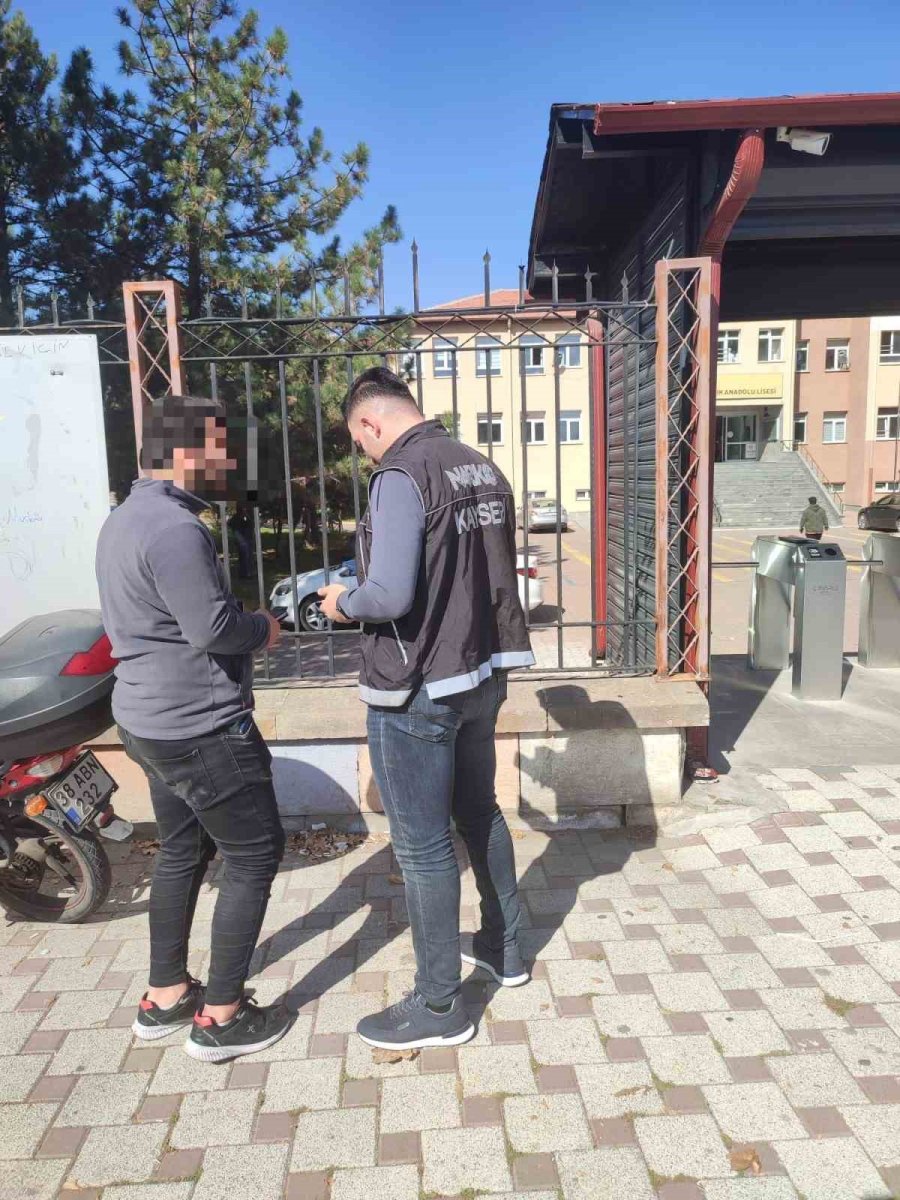 Polis Ekiplerinden Okul Çevresinde ‘uyuşturucu’ Denetimi