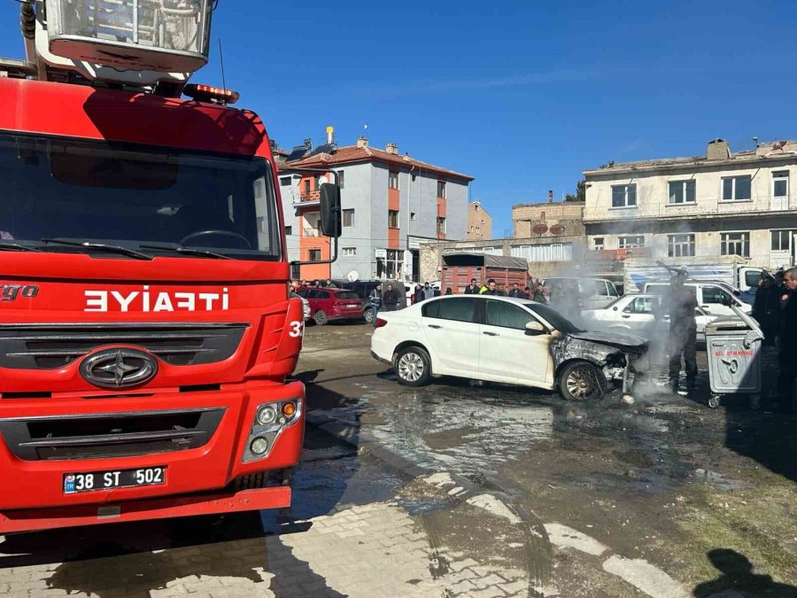 Tomarza’da Park Halindeki Otomobil Alev Aldı
