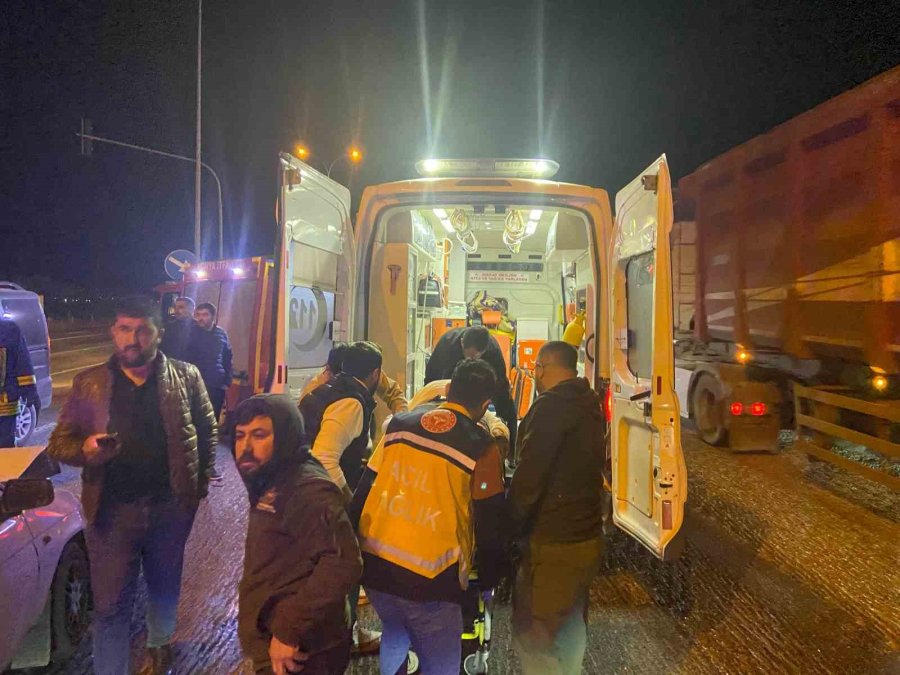 Konya’da Otomobil İle Hafif Ticari Araç Çarpıştı: 5 Yaralı