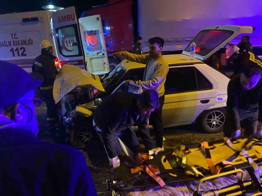 Konya’da Otomobil İle Hafif Ticari Araç Çarpıştı: 5 Yaralı