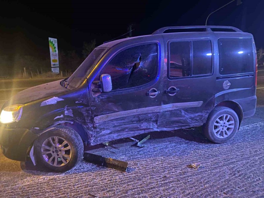 Konya’da Otomobil İle Hafif Ticari Araç Çarpıştı: 5 Yaralı