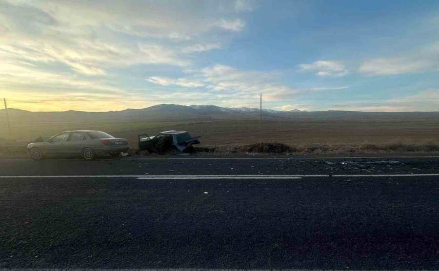 Konya’da Otomobil Aynı Yöndeki Araca Arkadan Çarptı: 1 Ölü, 1 Yaralı