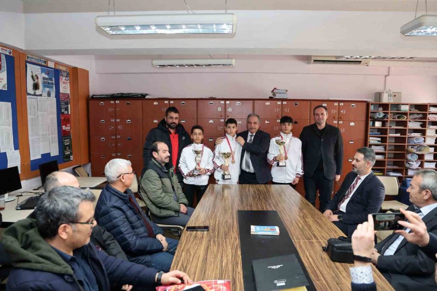 Başkan Yalçın’dan Şampiyon Öğrencilere Tebrik