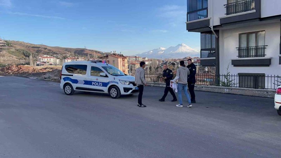 Önlerini Kesip Önce Darp Edip Sonra Bıçakladılar: 4 Yaralı