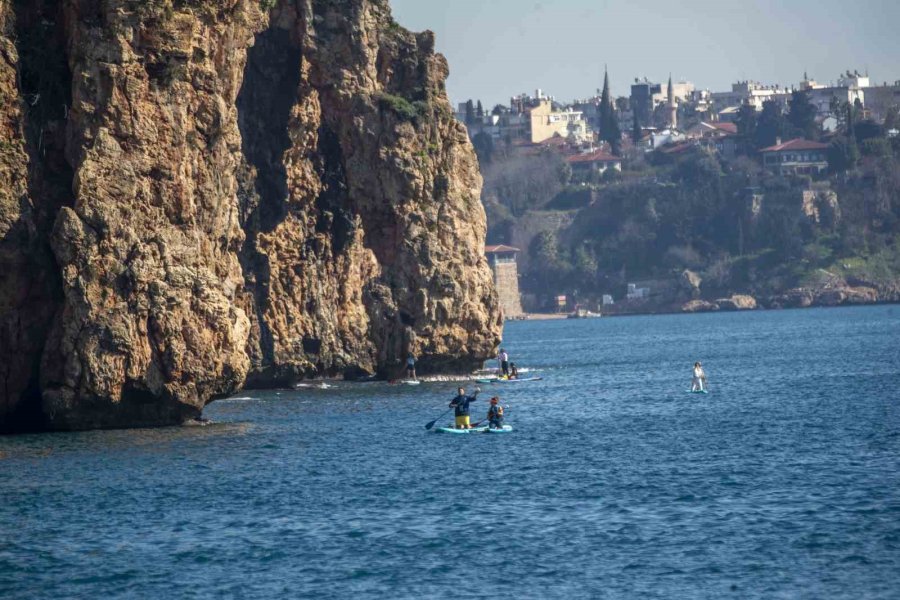 Antalya’da Sıcaklık 20’ye Ulaştı, Çok Sayıda Kişi Akdeniz’in Mavi Sularında Kulaç Attı