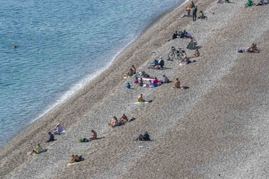 Antalya’da Sıcaklık 20’ye Ulaştı, Çok Sayıda Kişi Akdeniz’in Mavi Sularında Kulaç Attı
