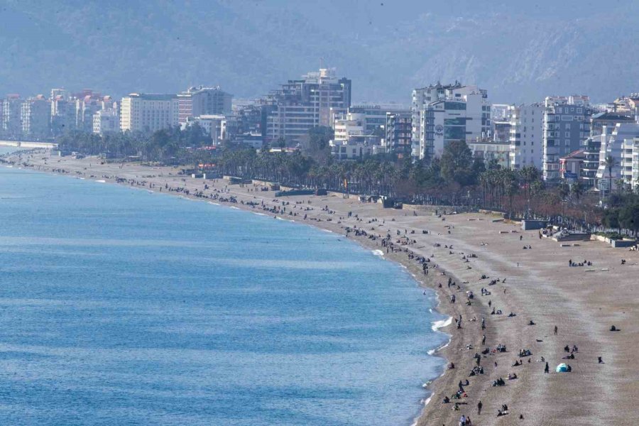 Antalya’da Sıcaklık 20’ye Ulaştı, Çok Sayıda Kişi Akdeniz’in Mavi Sularında Kulaç Attı