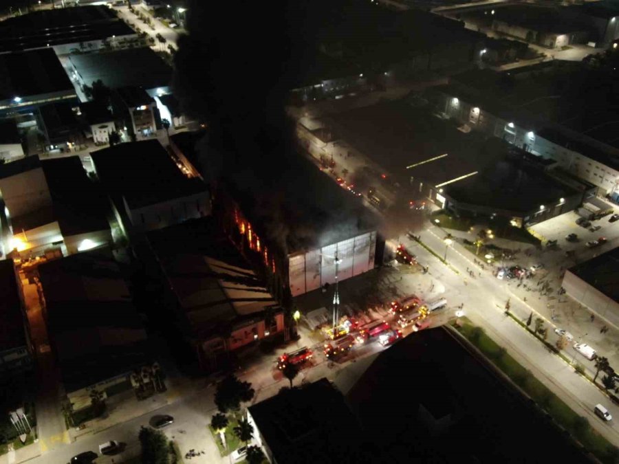 Antalya’daki Tersane Yangınında 4 Tekne Yandı, Söndürme Çalışmaları Devam Ediyor