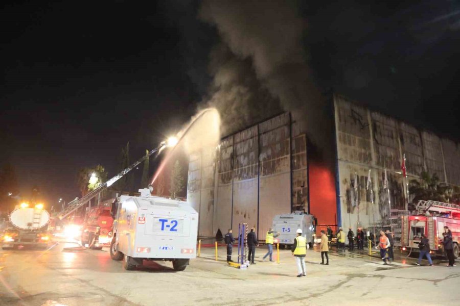 Antalya’daki Tersane Yangınında 4 Tekne Yandı, Söndürme Çalışmaları Devam Ediyor