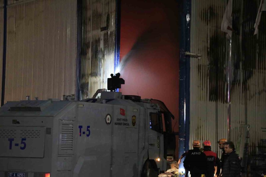 Antalya’daki Tersane Yangınında 4 Tekne Yandı, Söndürme Çalışmaları Devam Ediyor