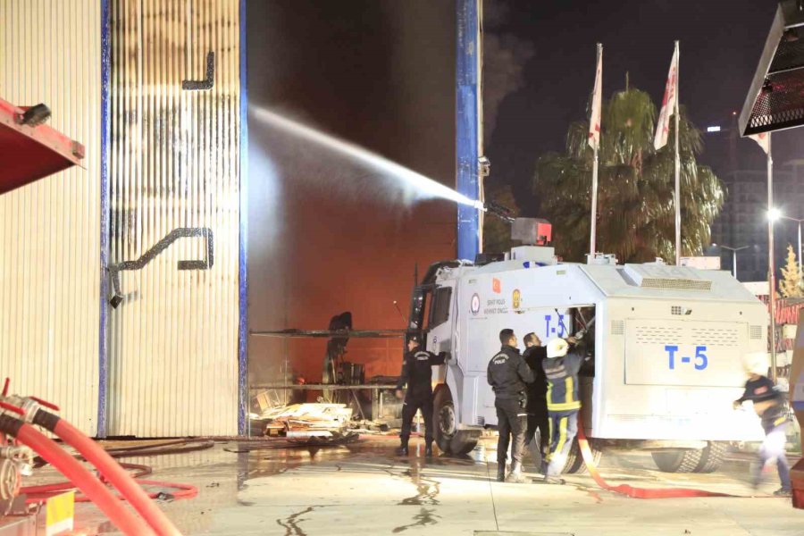 Antalya’daki Tersane Yangınında 4 Tekne Yandı, Söndürme Çalışmaları Devam Ediyor