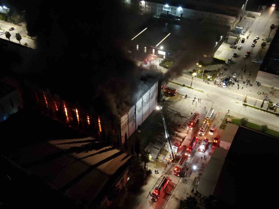 Antalya’daki Tersane Yangınında 4 Tekne Yandı, Söndürme Çalışmaları Devam Ediyor