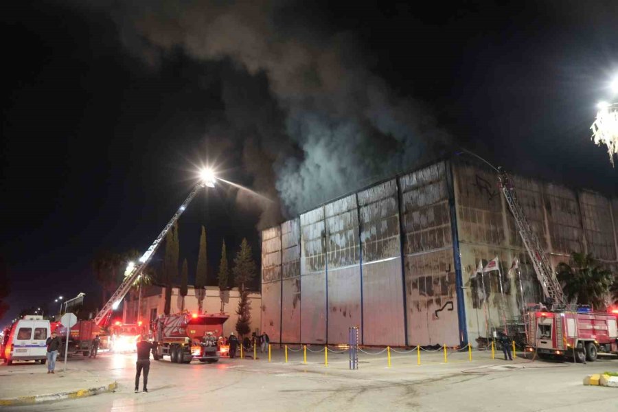 Antalya’daki Tersane Yangınında 4 Tekne Yandı, Söndürme Çalışmaları Devam Ediyor