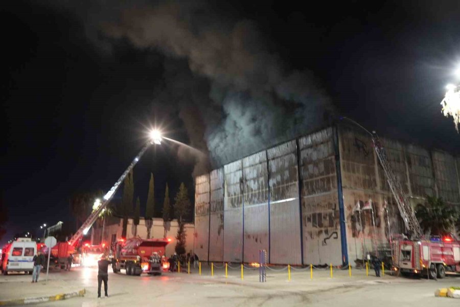 Antalya’daki Tersane Yangınında 4 Tekne Yandı, Söndürme Çalışmaları Devam Ediyor