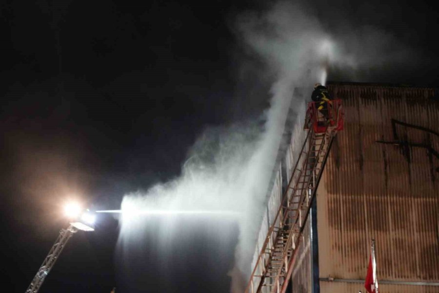 Antalya’daki Tersane Yangınında 4 Tekne Yandı, Söndürme Çalışmaları Devam Ediyor