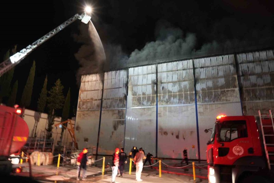 Antalya’daki Tersane Yangınında 4 Tekne Yandı, Söndürme Çalışmaları Devam Ediyor
