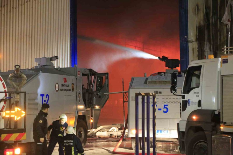 Antalya’daki Tersane Yangınında 4 Tekne Yandı, Söndürme Çalışmaları Devam Ediyor