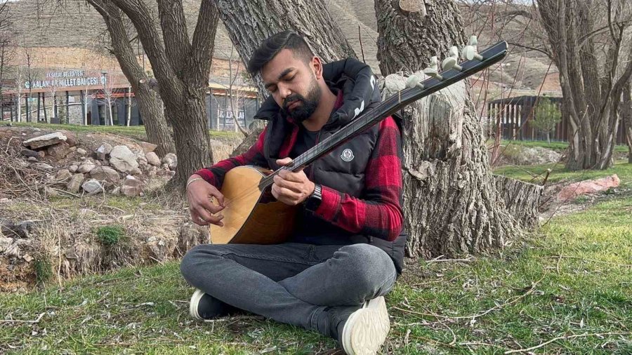 Kulak Aşinalığıyla Öğrendiği Bağlama İle Geçimini Sağlıyor