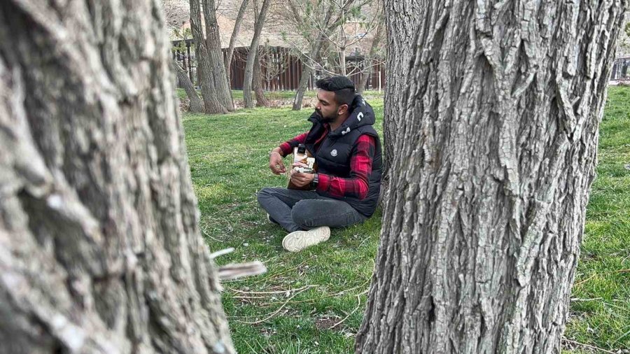 Kulak Aşinalığıyla Öğrendiği Bağlama İle Geçimini Sağlıyor