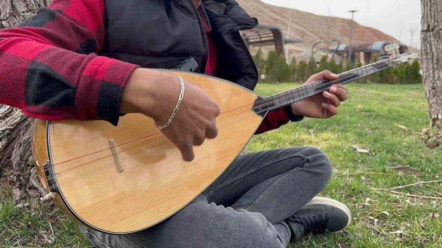 Kulak Aşinalığıyla Öğrendiği Bağlama İle Geçimini Sağlıyor