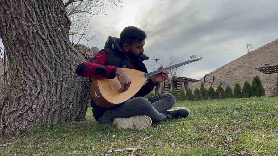 Kulak Aşinalığıyla Öğrendiği Bağlama İle Geçimini Sağlıyor