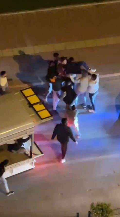 Kasası Açık Kamyonetle Yolu Kapatıp Asker Eğlencesi Düzenlediler