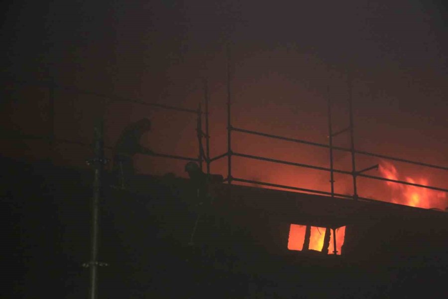 Antalya’daki Tersane Yangını 3,5 Saatte Kontrol Altına Alındı