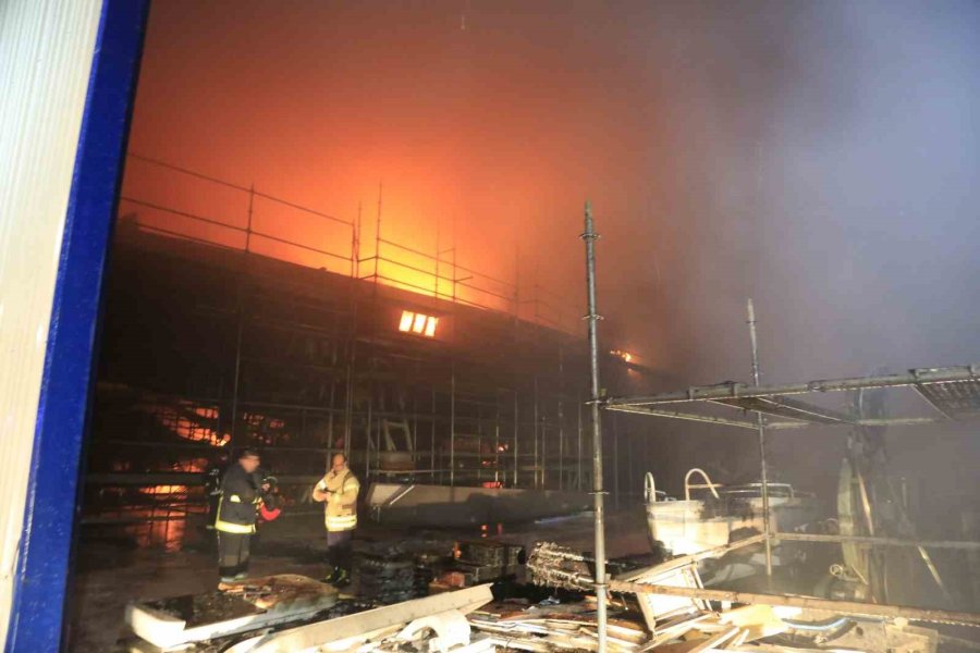 Antalya’daki Tersane Yangını 3,5 Saatte Kontrol Altına Alındı