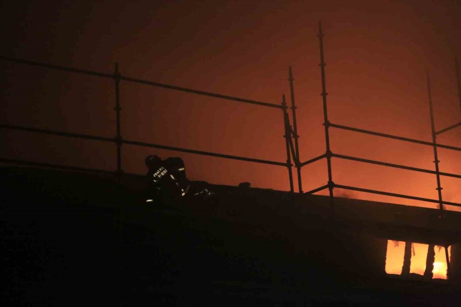 Antalya’daki Tersane Yangını 3,5 Saatte Kontrol Altına Alındı