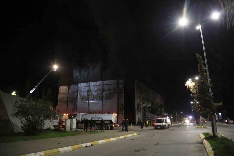 Antalya’daki Tersane Yangını 3,5 Saatte Kontrol Altına Alındı