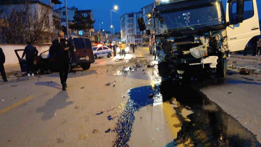 Kamyon İle Hafif Ticari Araç Kafa Kafaya Çarpıştı: 1 Ağır Yaralı