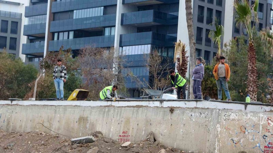 Konyaaltı Sahilinde Deniz Üzerinde Yarı Çıplak Erkek Cesedi Bulundu