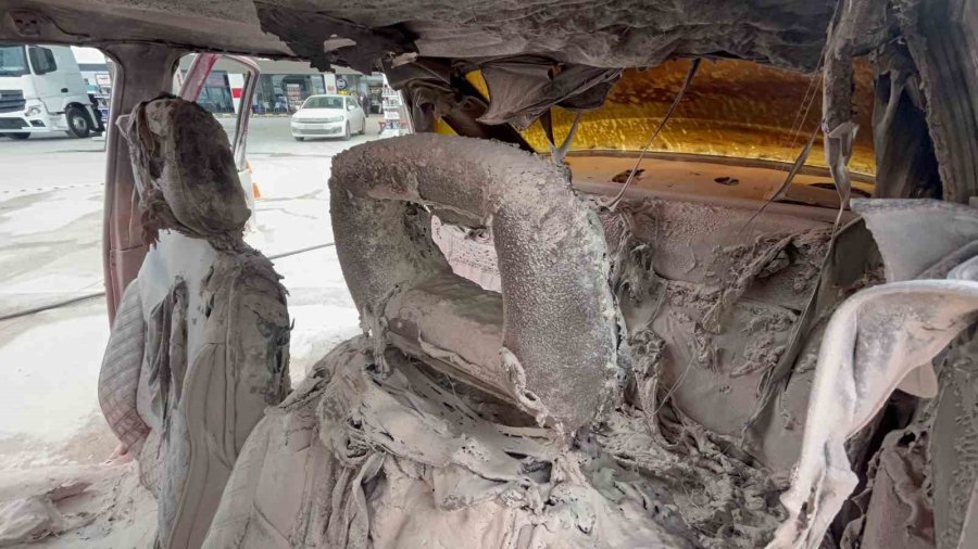 Yanan Sürücü Yarasını Unutup Sedye Üzerinde Yakınlarını Teselli Etti