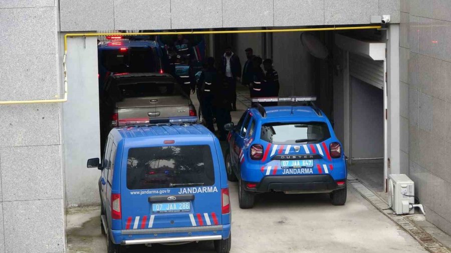 Silah Tutukluk Yapınca Önce Kaçtı, 50 Metre Sonra Geri Döndü, Ayaklarından Vurdu