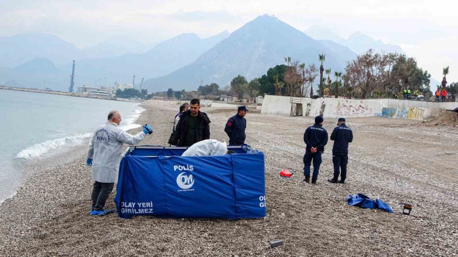 Konyaaltı Sahilinde Deniz Üzerinde Yarı Çıplak Erkek Cesedi Bulundu