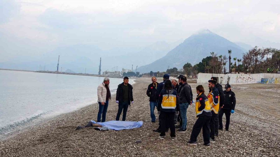 Konyaaltı Sahilinde Deniz Üzerinde Yarı Çıplak Erkek Cesedi Bulundu