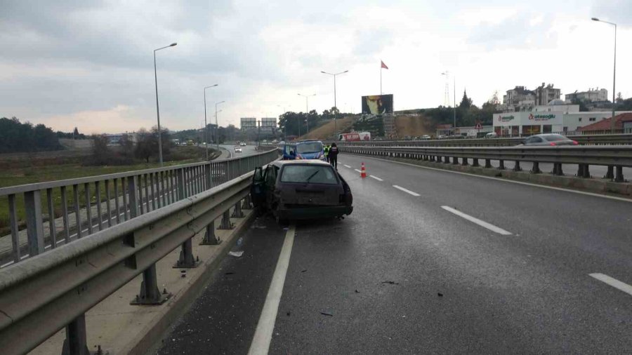 Tekeri Çıkan Otomobil Bariyere Çarptı: 1 Yaralı