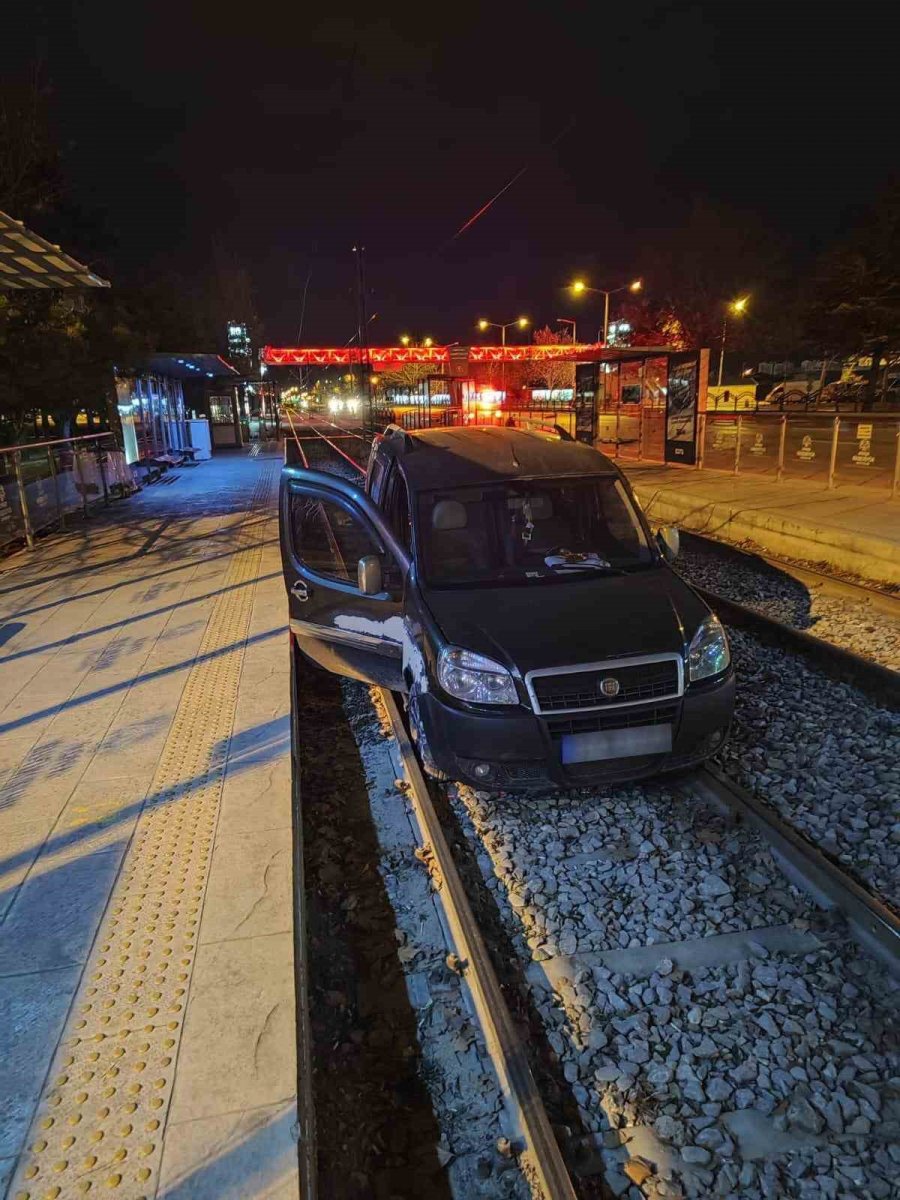 Polisten Kaçarken Tramvay Yoluna Giren Araçtan Düzensiz Göçmen Çıktı