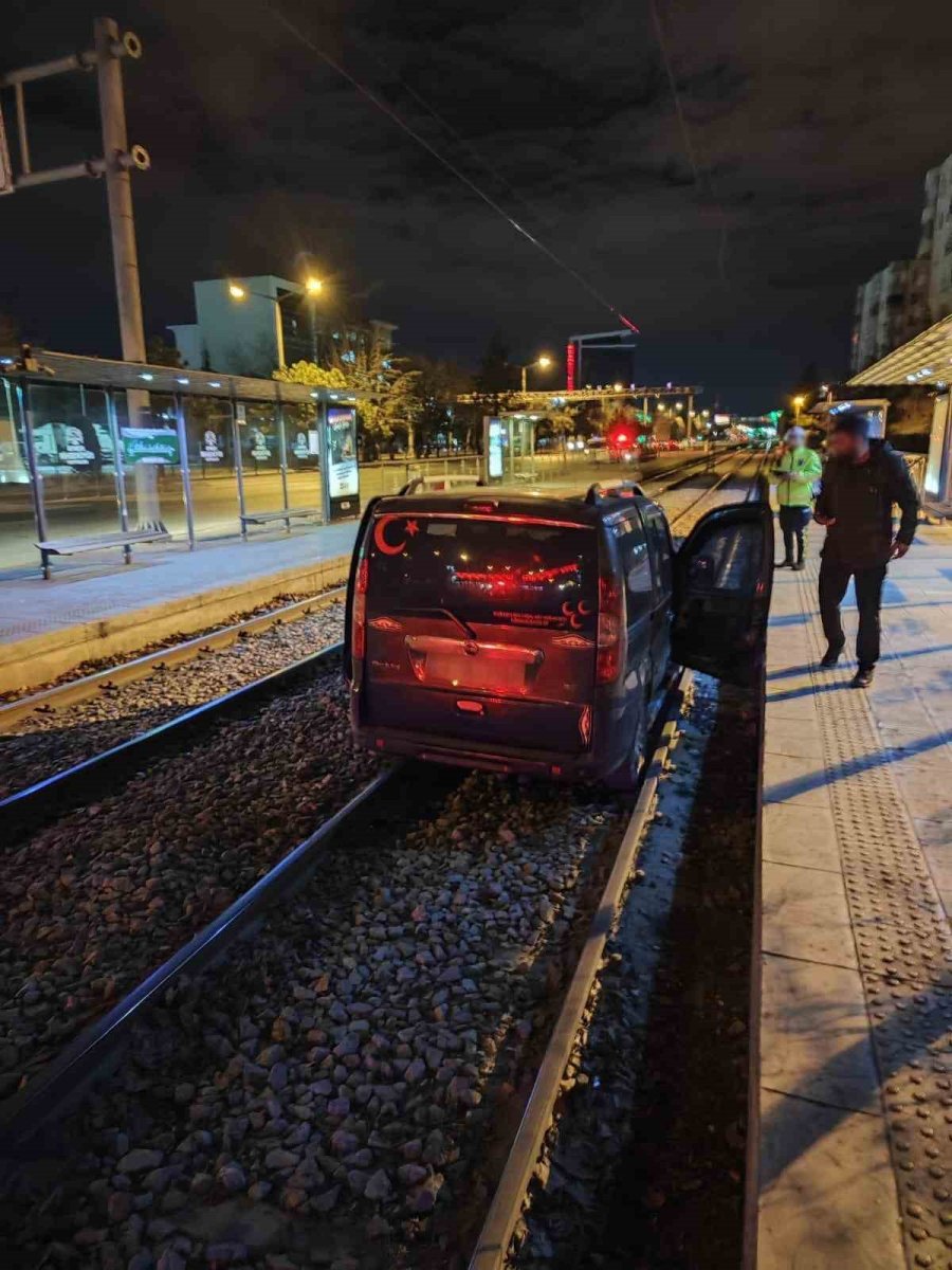 Polisten Kaçarken Tramvay Yoluna Giren Araçtan Düzensiz Göçmen Çıktı