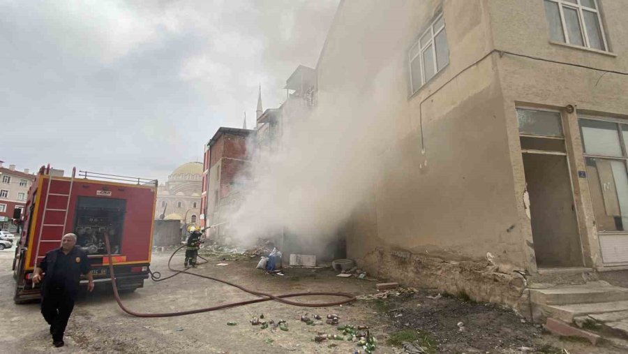 Konya’da Apartmanın Yanına Yapılan Depoda Yangın